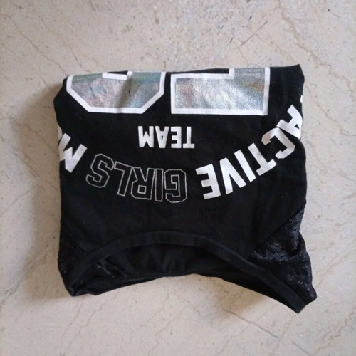 Girls' short-sleeve t-shirt size 134 like new, black