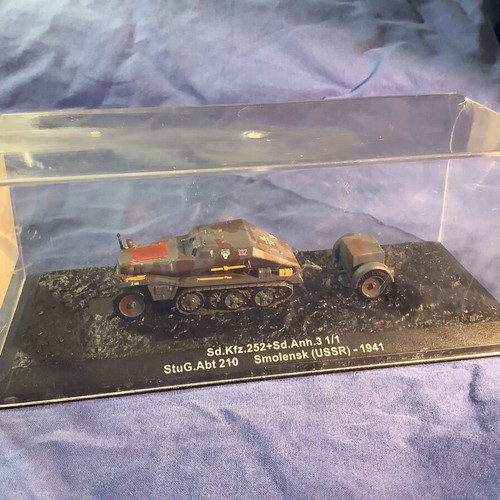Sd.Kfz.252 model with Sd.Anh.3 trailer like new, 1:72 scale
