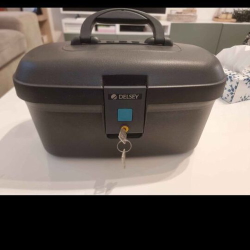 Delsey make up case like new with 2 keys
