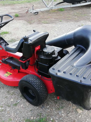 Snapper lawn tractor like new, 14 Hp, 150-liter grass catcher
