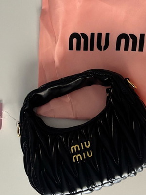 miu miu τσαντα