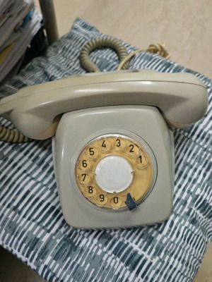 Old telephone used in good condition
