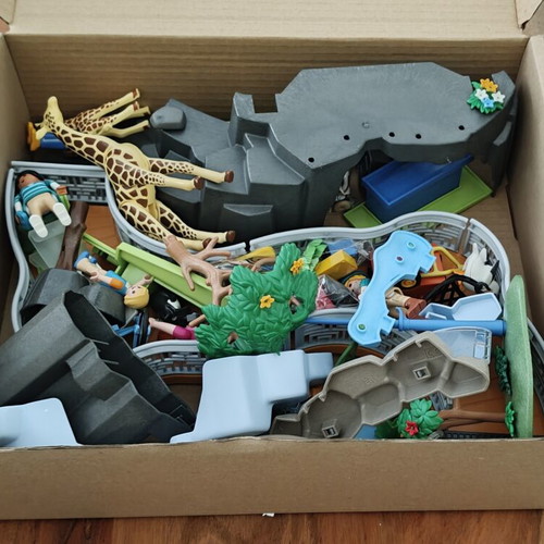 Playmobil 71600 Zoo set like new, almost complete