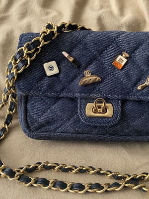 Denim quilted shoulder bag decorated with Chanel logo