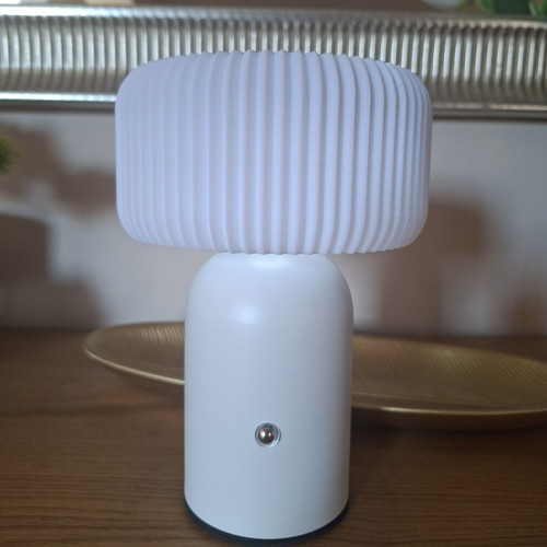 Table lamp with three light shades, USB