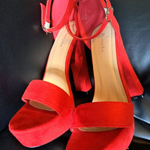 Mannika high red sandals like new, size 39