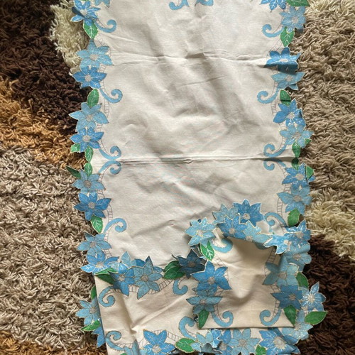 Table linen like new 77x46 cm with 2 hand-painted napkins 48x22 cm