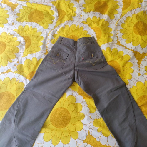 Levi's jeans like new, gray with yellow stitching, small/xs