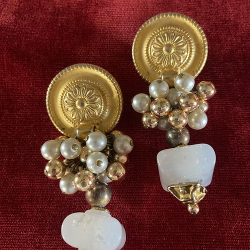 Vintage dangling earrings like new, gold tone with pearls
