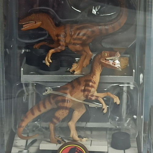 The Noble Collection Jurassic Park Velociraptors PVC Diorama Set new