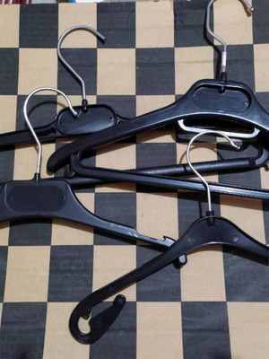 Πλαστικές κρεμάστρες παιδικές μαύρες με μεταλλικό γάντζο μεταχειρισμένες, πακέτο 4