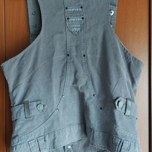 Attrattivo women's vest like new, adjustable straps, button closure