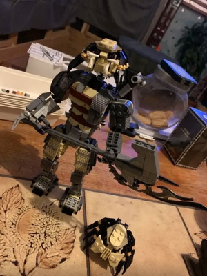 Predator Lego like new, 601 pieces, 25cm tall
