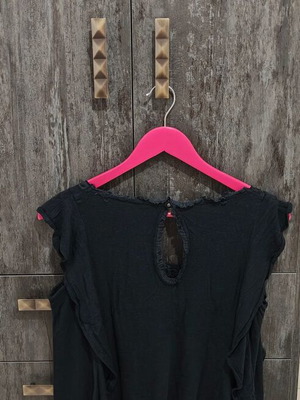 Guess sleeveless black shirt like new, size L