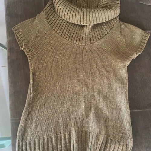 Turtleneck sweater like new with gold thread, very warm