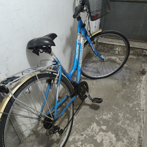 Lombardo Trekking 200 women's bike used, 21-speed, blue with basket