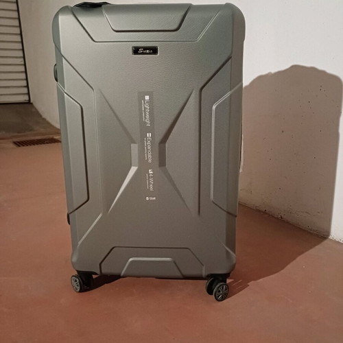 Large suitcase. 82×48×33 cm.