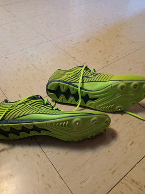 Saucony Spikes athletic shoes like new, green, size 46