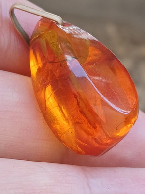 Amber pendant A quality, 3 cm, like new