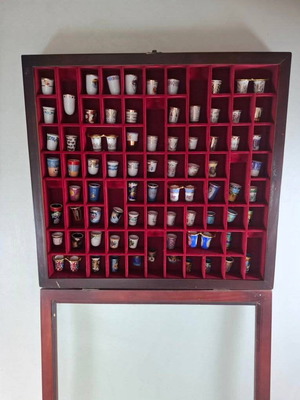 Diagostini collection of 80 porcelain, ceramic and cloisonné thimbles like new