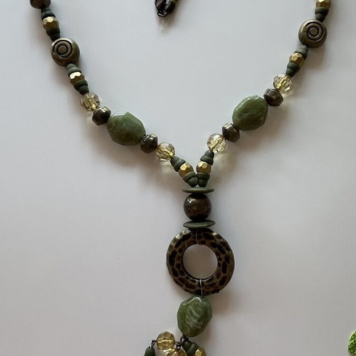 Set of 2 handmade necklaces like new, khaki and green shades