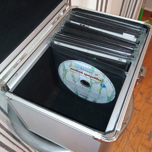 Aluminum case for CDs and DVDs like new