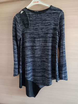 Women’s blouse like new, asymmetric with shoulder cutout, black and white
