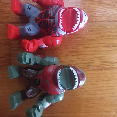 Figure set with moving hands and mouth, like new, 2 pieces