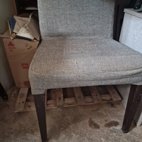 Gray chair used in excellent condition
