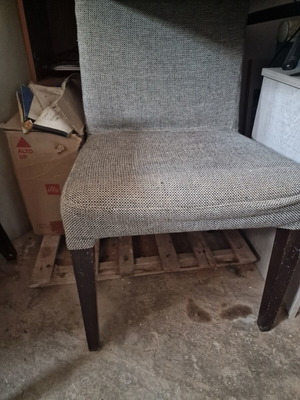Gray chair used in excellent condition