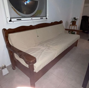Καναπές κρεβάτι σε άριστη κατάσταση με πλούσιο αποθηκευτικό χώρο φτιαγμένος από ανθεκτικό ξύλο.