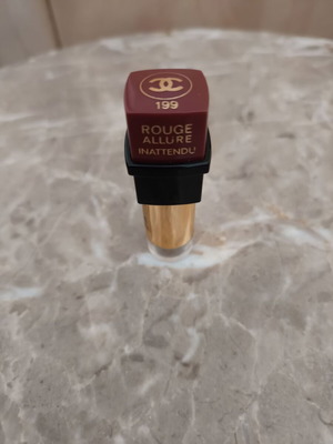 Κραγιόν Chanel Rouge Allure 199 Inattendu σαν καινούργιο, απαλό καφέ χρώμα
