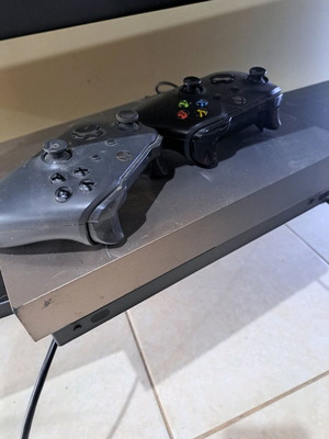 Xbox One X μεταχειρισμένο με SSD 1TB, πλήρες πακέτο με 2 controllers