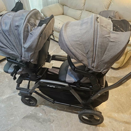Twin stroller 3 in 1 with car seats like new