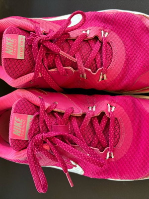 Розови спортни обувки Nike употребявани, размер 38