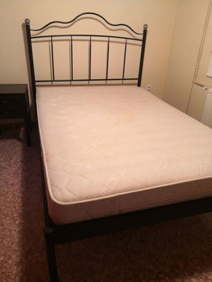 Κρεββάτι μεταλλικό ημίδιπλο με στρώμα και κομοδίνο σαν καινούργιο