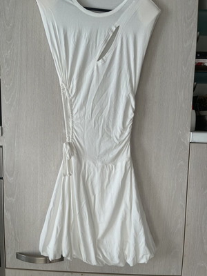 White dress with shoulder pads like new, fits larger sizes