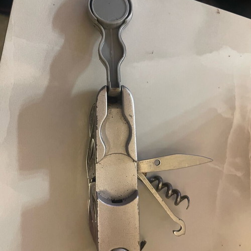 Multitool used with many attachments and tight opening