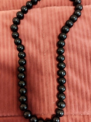 Necklace with black beads used, short without clasp