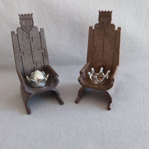 Playmobil medieval thrones set used with crowns and chest