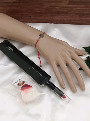 Red Glam Set καινούργιο με ατσάλινο βραχιόλι, vegan matte κραγιόν και δώρο wax melt