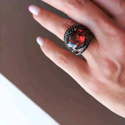 Vintage ring used Galerie Tsangarakis with red and black zircon