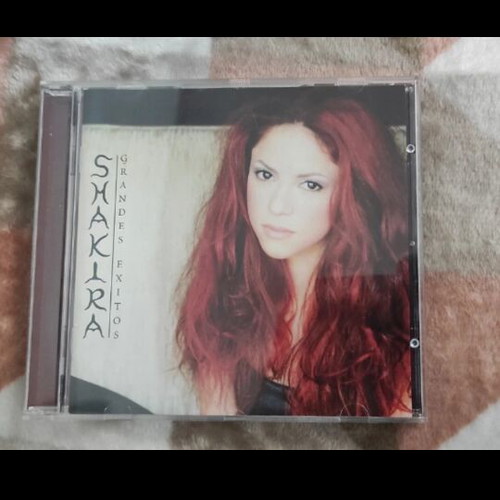 Grandes Exitos Shakira CD like new, pop