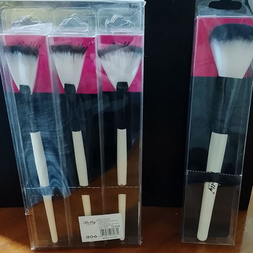 Makeup brushes set 12 + 1 new in box Betty