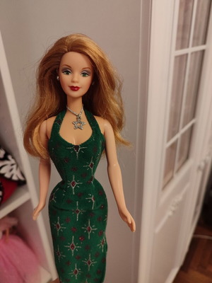 Barbie Holiday Surprise 2000 like new
