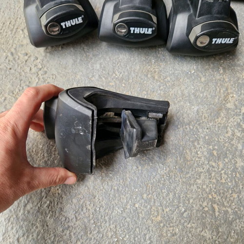 Thule 757 feet and 118cm bars used with key
