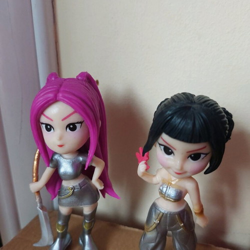 Kpop Hunters figures Mira and Zoey like new, 10cm