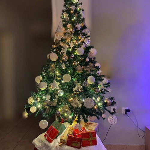 Christmas tree 1.5m like new with lights and tree cover