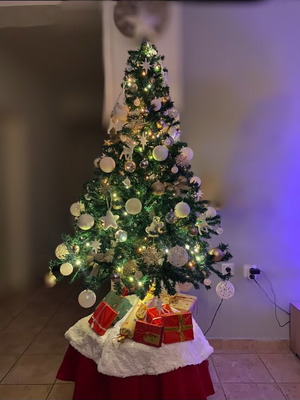 Christmas tree 1.5m like new with lights and tree cover