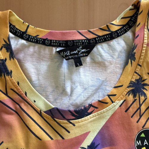Maui & Sons sleeveless beach shirt like new, size Large, multicolor